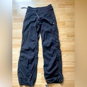 Lululemon black wind jogger size 4 regular, excellent condition!